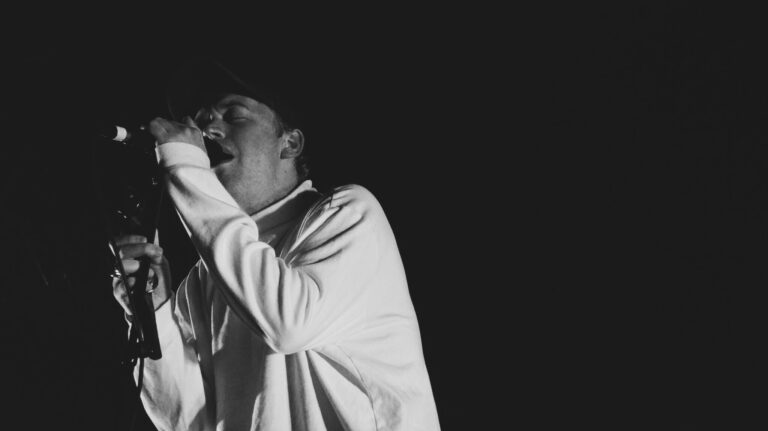 Live Review: DMA’S Quiet Acoustic Meets Energetic Indie Rock
